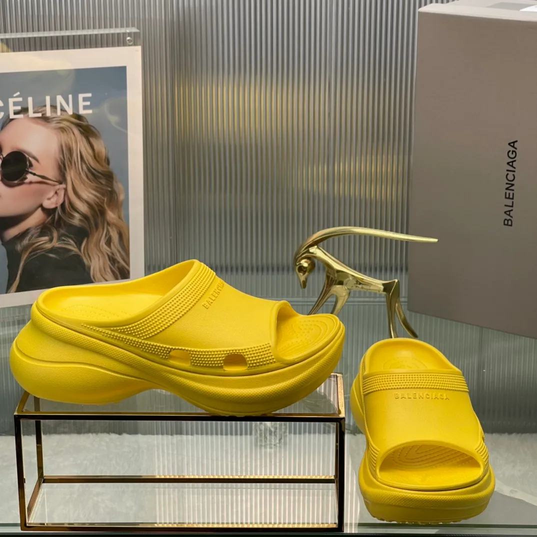 👟👟Ex-factory price 380👟👟 35-41 ‍🔥 ‍🔥 ‍🔥Balenciaga’s latest hole-in-the-wall slippers are now available! 🎉🎉🎉A sandal that is popular on Instagram, 🎊🎊🎊 and all major platforms of Xiaohongshu! Made of high-tech materials and molded in one piece, it is lightweight, wear-resistant, and waterproof! ✨✨✨ The heel height is 6CM. The colors are being added one after another to meet your various color combinations and different needs. A very cost-effective product!